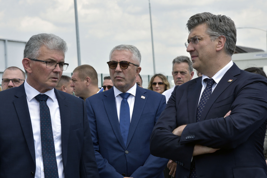 Premijer Andrej Plenković u pratnji ministara i župana Marušića obišao Luku Brod