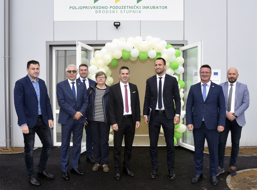 MINISTAR ŠIME ERLIĆ OBIŠAO PROJEKTE U OPĆINAMA BRODSKO-POSAVSKE ŽUPANIJE