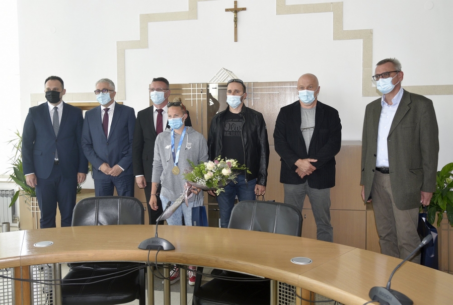 ŽUPAN MARUŠIĆ UGOSTIO KANUISTICU VANESU TOT