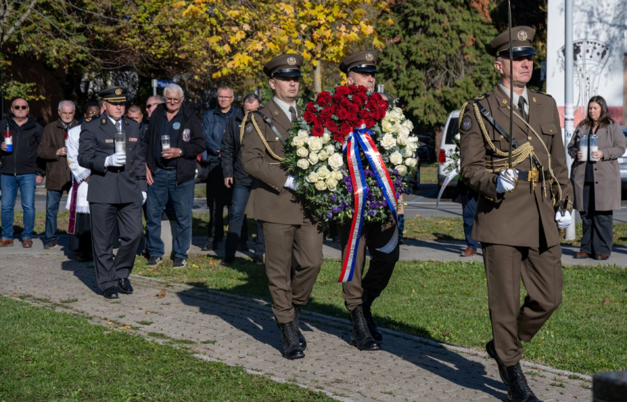 „SJETIMO IH SE S PONOSOM I TUGOM“