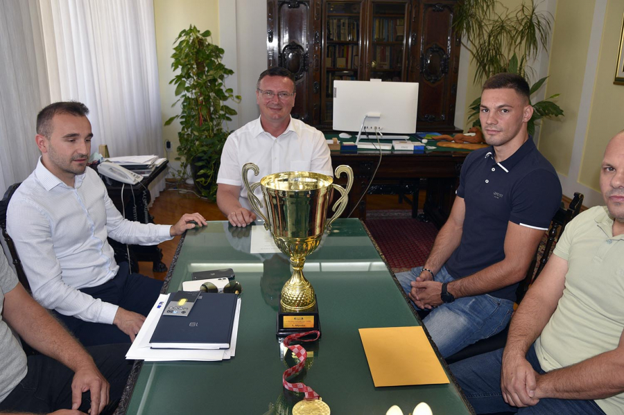 ŽUPAN MARUŠIĆ SUSREO SE S EUROPSKIM PRVAKOM U22 U BOKSU - GABRIJELOM VEOČIĆEM I NJEGOVIM TIMOM