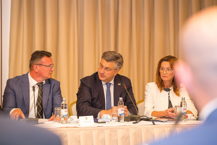 ŽUPAN MARUŠIĆ NA SASTANKU VLADE SA ŽUPANIMA, PREDSTAVNICIMA UDRUGE GRADOVA I UDRUGE OPĆINA U SLUNJU