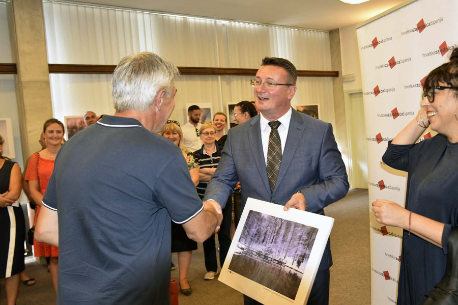 OTVORENA IZLOŽBA "VOLIM SVOJU ŽUPANIJU" U SLAVONSKOM BRODU