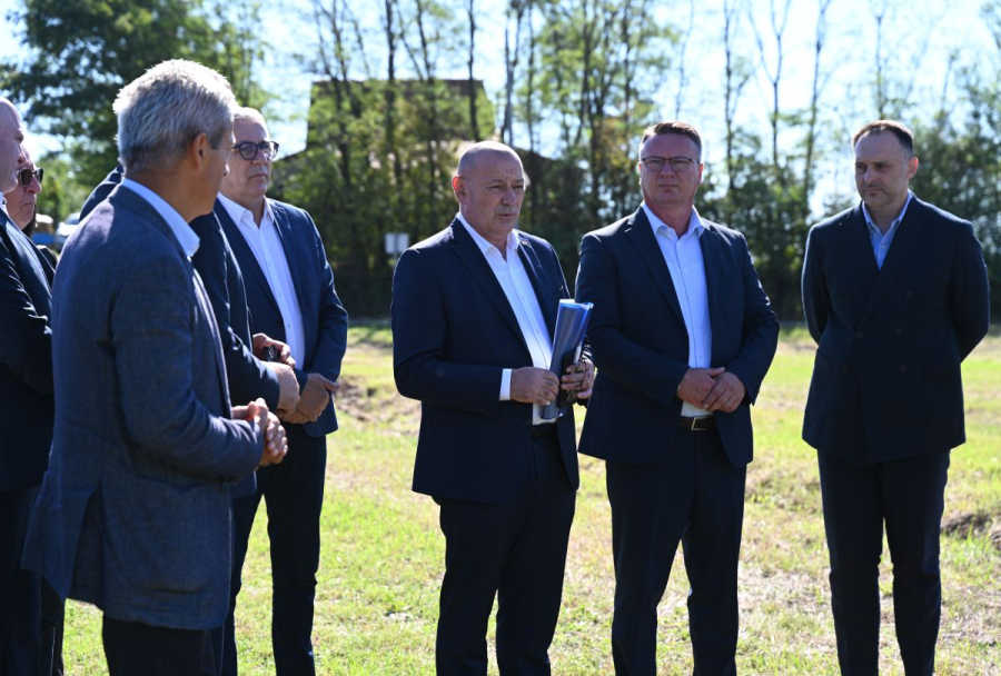 POTPREDSJEDNIK VLADE RH I MINISTAR HRVATSKIH BRANITELJA TOMO MEDVED U RADNOM POSJETU BRODSKO-POSAVSKOJ ŽUPANIJI: OBIŠAO LOKACIJU BUDUĆEGA BRANITELJSKOG CENTRA