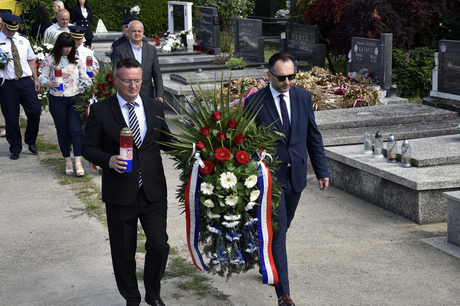 Povodom Dana antifašističke borbe položeni vijenci i zapaljene svijeće