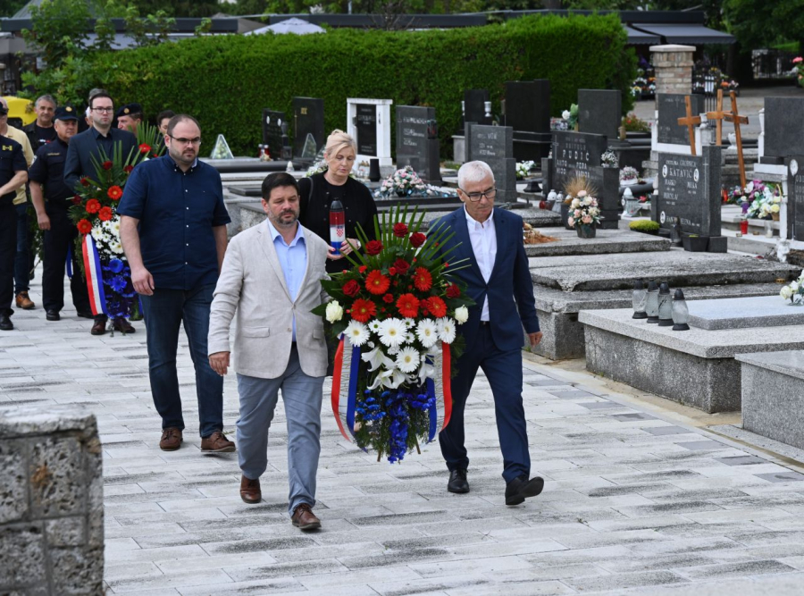 UZ PREDSTOJEĆI DAN ANTIFAŠISTIČKE BORBE – POLOŽENI VIJENCI I ZAPALJENE SVIJEĆE