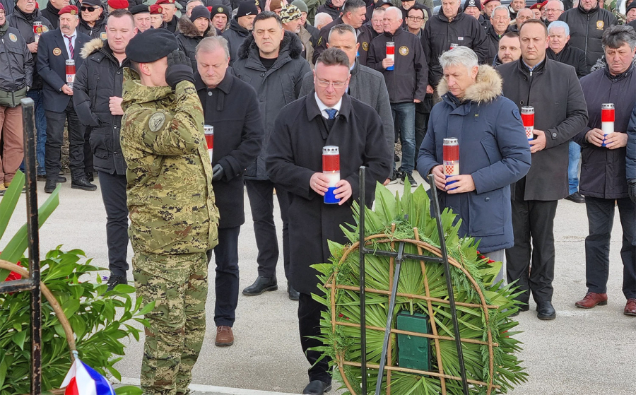 POLOŽENI VIJENCI ZA POGINULE HRVATSKE BRANITELJE NA SPOMEN OBILJEŽJU 3. GARDIJSKE BRIGADE KUNE U KAŠIĆU