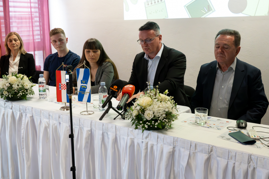 PREDSTAVLJEN PROJEKT NAUČI ME ZA 5! – INTERNETSKA PLATFORMA ZA UČENJE MATEMATIKE