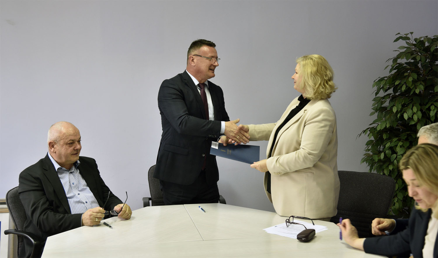 IZVRŠENA PRIMOPREDAJA PREDMETA O UPRAVLJANJU NEKRETNINAMA I POKRETNINAMA U VLASNIŠTVU REPUBLIKE HRVATSKE ZA ŽUPANIJU I GRAD SLAVONSKI BROD