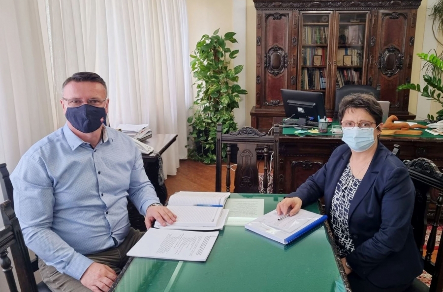 ŽUPAN MARUŠIĆ NA SASTANKU S TEMOM OBNOVE I OPREMANJA ŠKOLSKE KUHINJE I IZGRADNJE ŠKOLSKE SPORTSKE DVORANE U SIKIREVCIMA