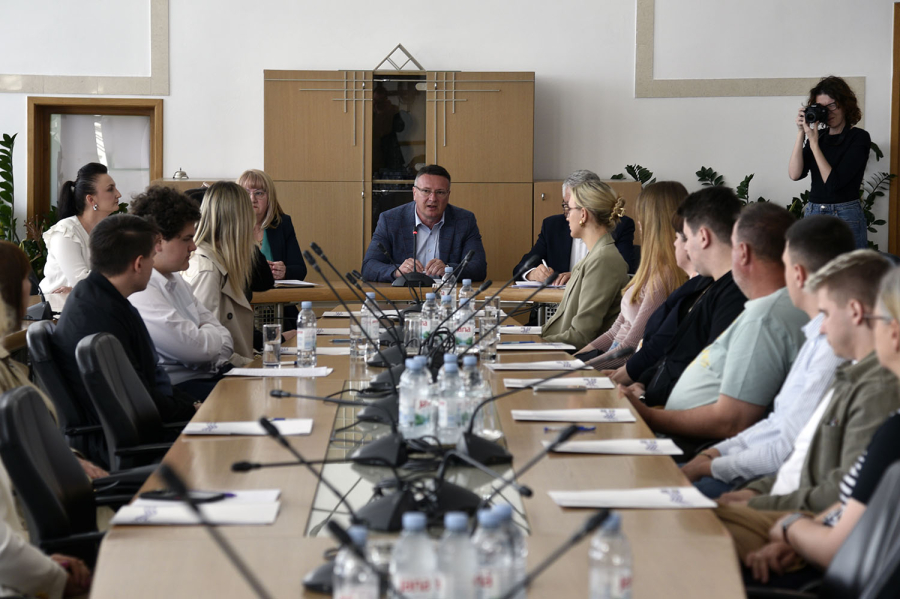 UGOVORI O STIPENDIRANJU URUČENI STUDENTIMA