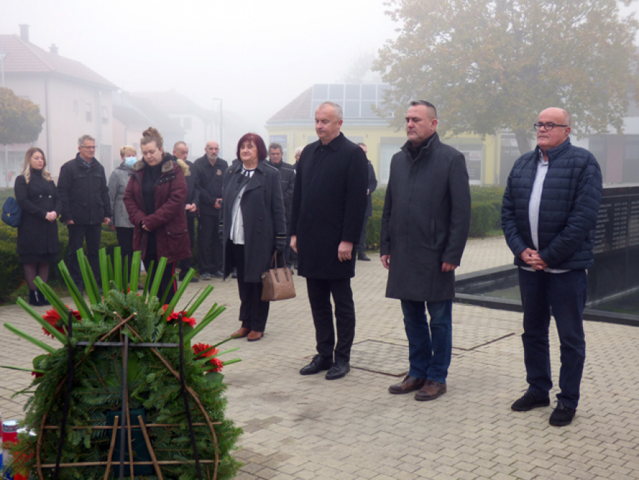 Polaganjem vijenaca i paljenjem svijeća za poginule branitelje i prvog hrvatskog predsjednika dr. Franju Tuđmana, obilježen blagdan Svih svetih