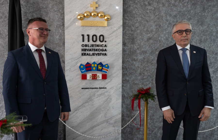 U BRODSKO-POSAVSKOJ ŽUPANIJI SVEČANO OTKRIVENA SPOMEN-PLOČA POVODOM OBILJEŽAVANJA 1100. OBLJETNICE OSNUTKA HRVATSKOGA KRALJEVSTVA