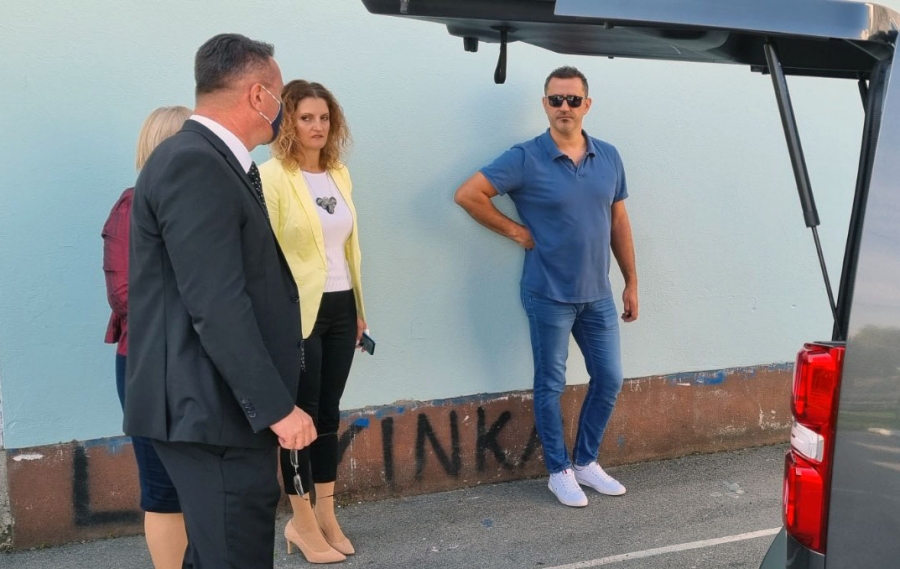 Izvršena primopredaja kombi vozila za potrebe učenika Osnovne škole "Milan Amruš"