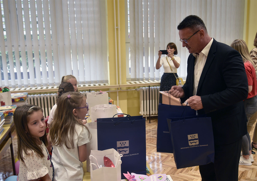 ŽUPAN MARUŠIĆ TRADICIONALNO OBIŠAO NEKE OD ŠKOLA PRVOG DANA NASTAVE