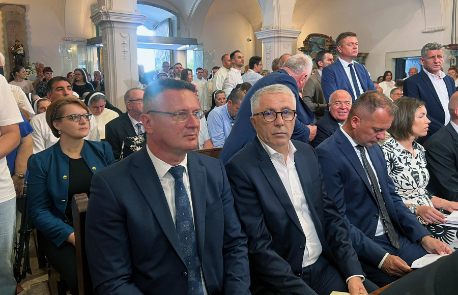 ŽUPAN MARUŠIĆ I PREDSJEDNIK ŽS I SABORSKI ZASTUPNIK PERO ĆOSIĆ NA SVEČANOSTI ZAREĐENJA NOVOG POŽEŠKOG BISKUPA IVE MARTINOVIĆA