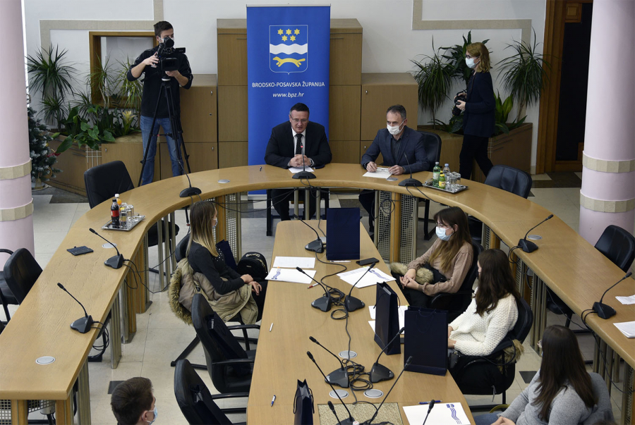 POTPISANI UGOVORI O STIPENDIRANJU NOVIH 11 STUDENATA MEDICINE